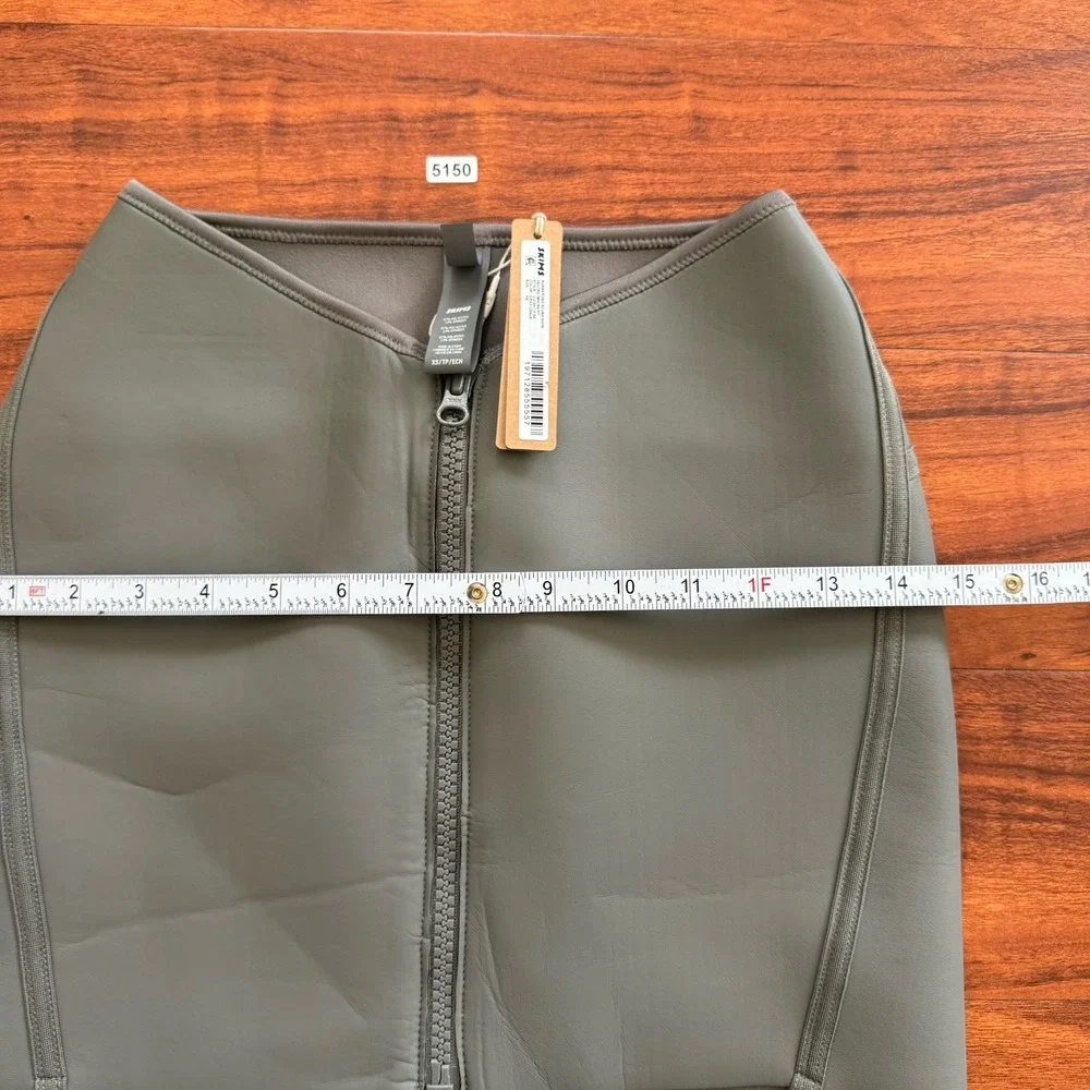 NWT SKIMS Rubberized Scuba Swim Skirt Gray Chalk Size XS Zipper